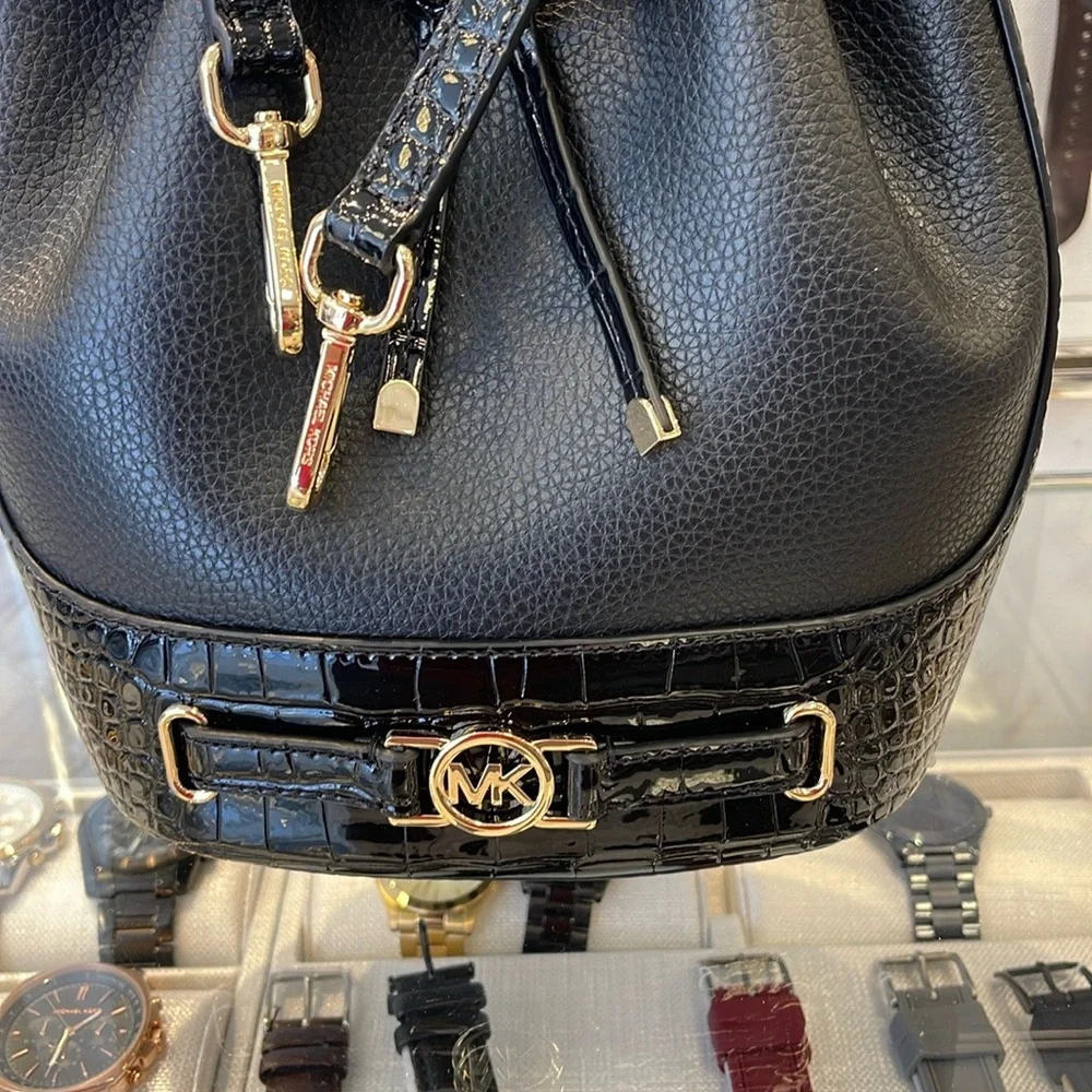 MICHAEL KORS 
Reed Medium Pebbled Leather Belted Bucket Messenger Satchel Crossb - Picture 11 of 16